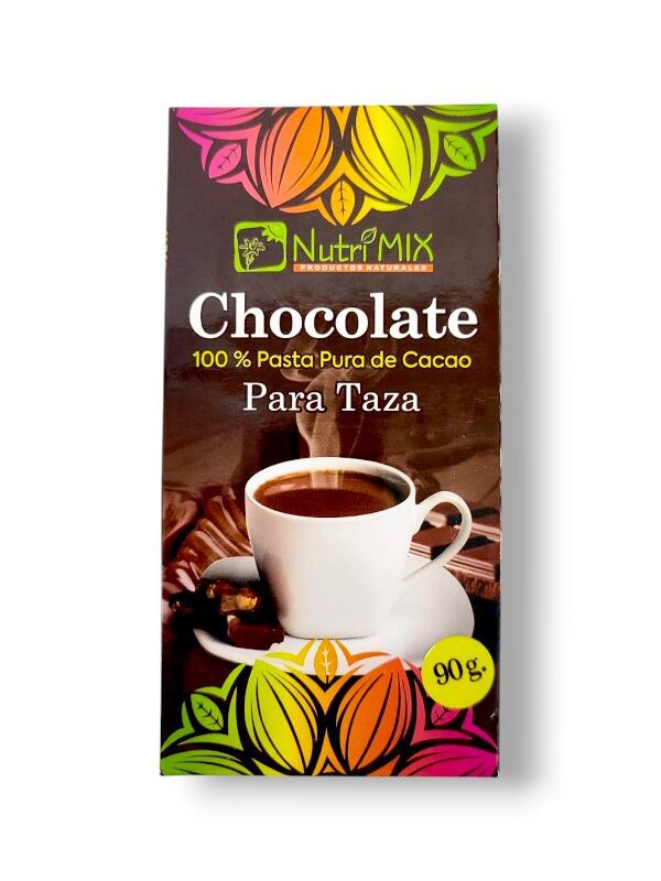 Chocolate amargo de sabor intenso y natural, ideal para disfrutar una bebida reconfortante mientras cuidas tu salud. Es rico en antioxidantes, que ayudan a combatir los radicales libres, contribuyendo al bienestar general y al cuidado de la piel. Su consumo favorece la salud cardiovascular, apoyando una mejor circulación sanguínea y ayudando a mantener niveles saludables de presión y colesterol. Además, contiene compuestos naturales como la teobromina, que contribuyen a mejorar el estado de ánimo, reducir el estrés y brindar una sensación de bienestar. Gracias a su aporte de magnesio y minerales esenciales, es una fuente natural de energía, perfecta para empezar el día o disfrutar una pausa reconfortante. Un equilibrio ideal entre sabor intenso, energía y bienesta